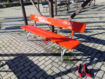 Panchina rossa per la "Giornata Internazionale per l'eliminazione della violenza contro le donne" nella Cascina Giajone