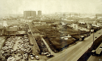 Foto Storica Cascina Giaione in degrado, tra orti, vuoti e rottamatore veicoli  Data 1975  Fonte EUT2