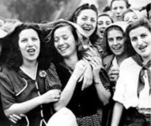 fotografia in bianco e nero di un gruppo di giovani donne