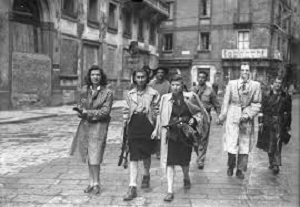 Fotografia in bianco e nero di un gruppo di donne che camminano per la strada armate 