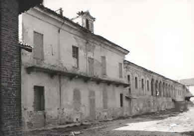Cortile della Cascina Giajone prima del restauro
