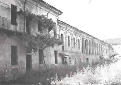 Cortile della Cascina Giajone prima del restauro