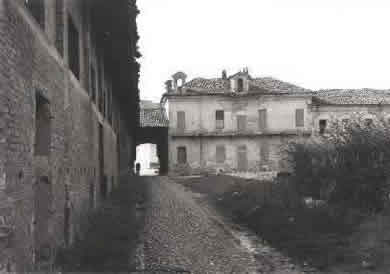 Cortile della Cascina Giajone prima del restauro