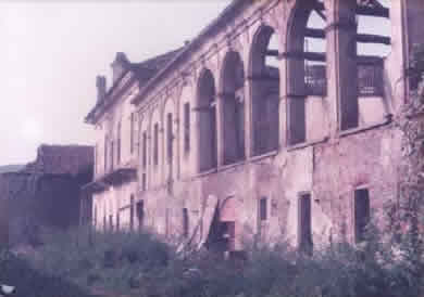 Cortile della Cascina Giajone prima del restauro