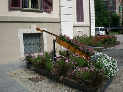 Immagine dell'aiuola a lato dell'ingresso di Villa Amoretti