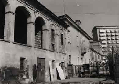 Cortile della Cascina Giajone prima del restauro