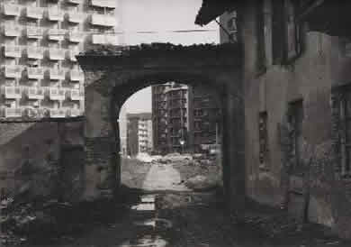 Cortile della Cascina Giajone prima del restauro