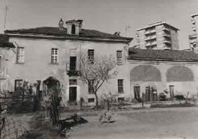 Cortile della Cascina Giajone prima del restauro