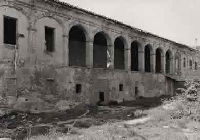 Cortile della Cascina Giajone prima del restauro
