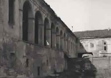 Cortile della Cascina Giajone prima del restauro