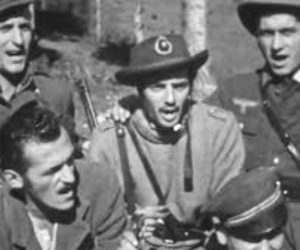 Fotografia in bianco e nero di partigiani che cantano