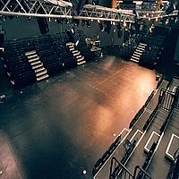 Qui la sala multifunzionale delle Officine Caos a Torino,